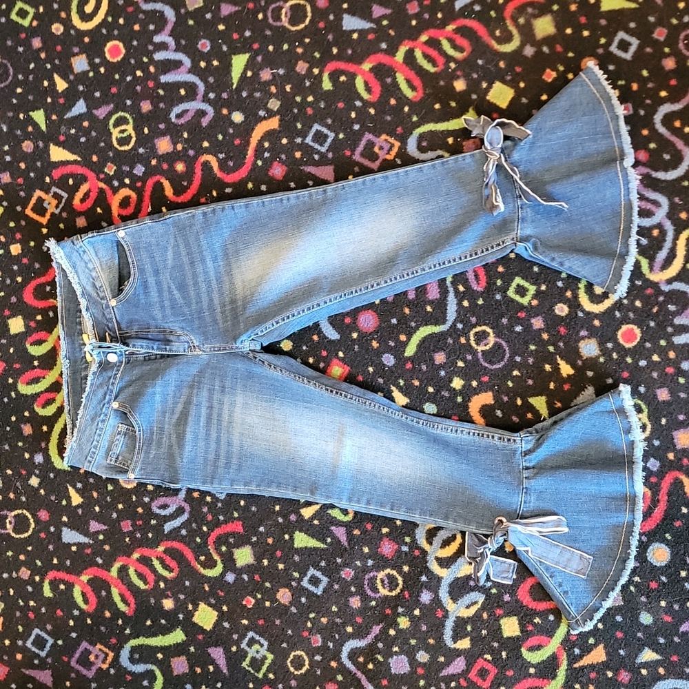 Gianni Bini Delia Frayed Ruffle Hem Cropped Jean's size Medium or 29 inches